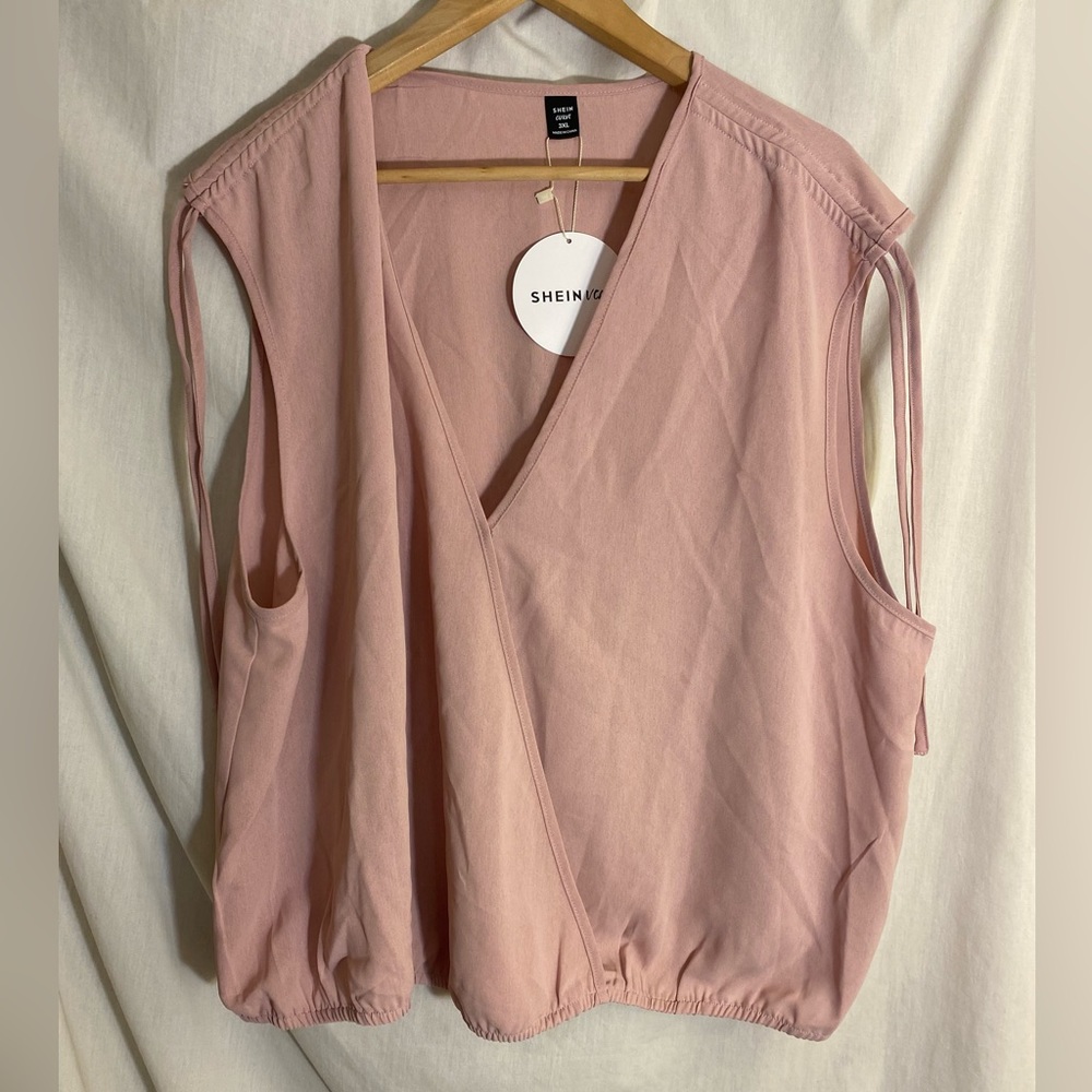 Woman’s top size 3XL. NWT